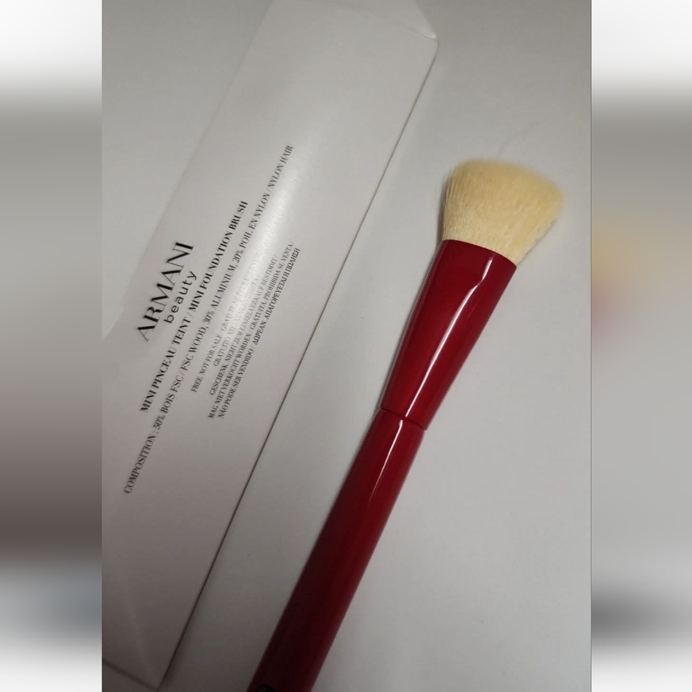 Georgio Armani mini foundation brush Red New